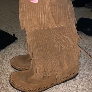 MINNETONKA BOOTS •